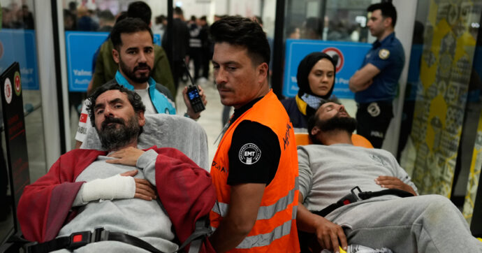 Flotilla, il racconto dell’attivista: “mi hanno sparato sulla nave prigione”; A Istanbul 50 feriti negli ospedali turchi dopo le violenze