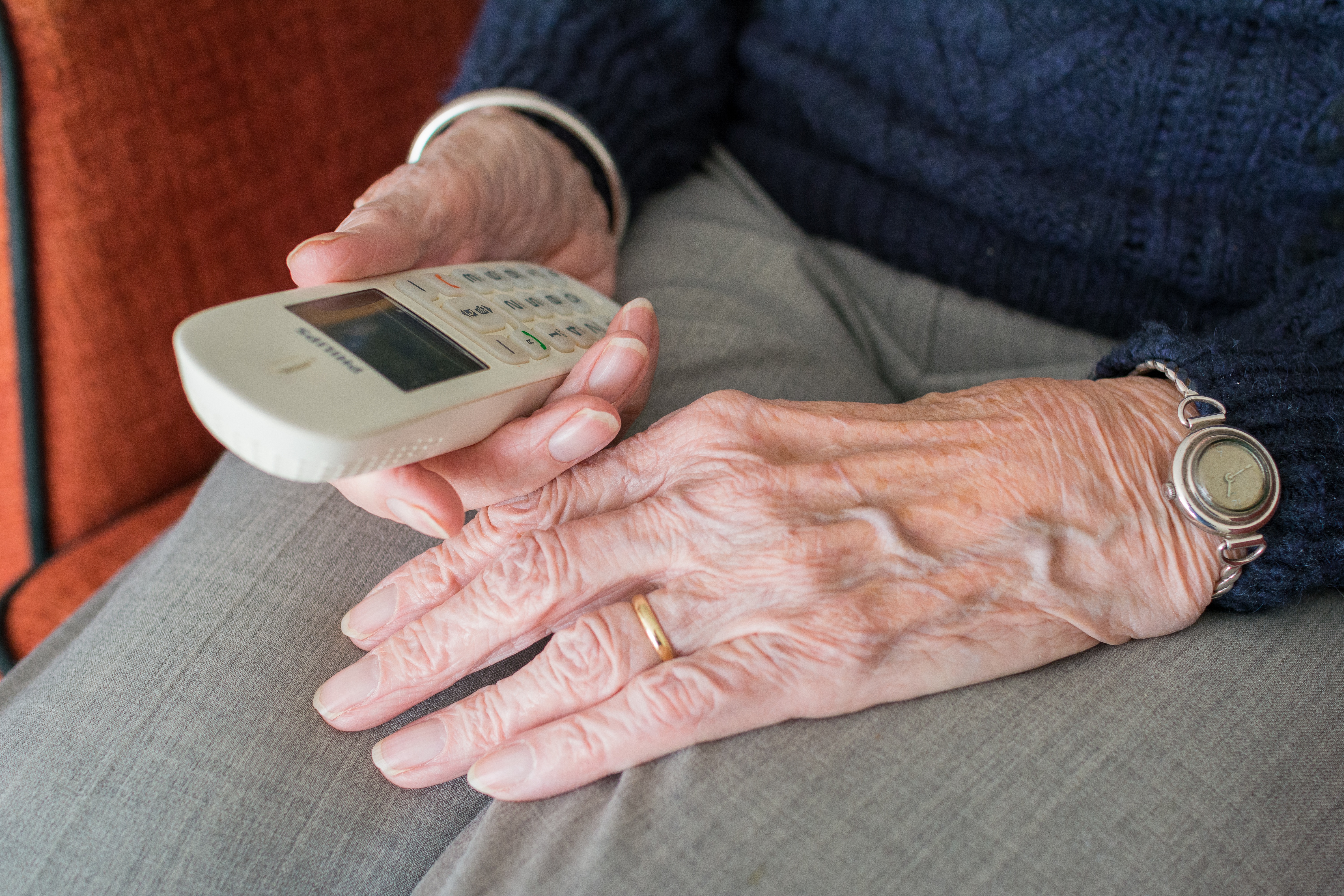 Copertina di “Troppo anziana per rinnovare il contratto”, l’odissea di un donna di 101 anni “bloccata” dal gestore telefonico