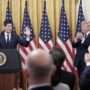 Copertina di Kevin Warsh giura da nuovo presidente della Federal Reserve alla Casa Bianca. Trump: “Voglio che sia indipendente”