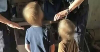 Copertina di Fratellini bendati e abbandonati nel bosco, convalidato l’arresto della madre e del compagno. Presi mentre facevano colazione