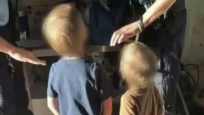 Copertina di Fratellini bendati e abbandonati nel bosco, convalidato l’arresto della madre e del compagno. Presi mentre facevano colazione