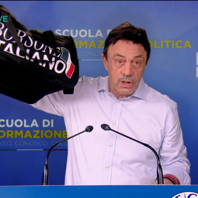 “Ti comporti bene e mangi l’osso buco? Borsone italiano”: Crozza diventa Salvini e promuove la “cittadinanza a punti” (con tanto di consueti elenchi)