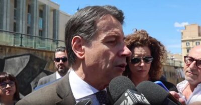 Copertina di “Italiani schiacciati dai rincari, ma il governo non rinuncia alle folli spese militari”: Conte all’attacco del centrodestra