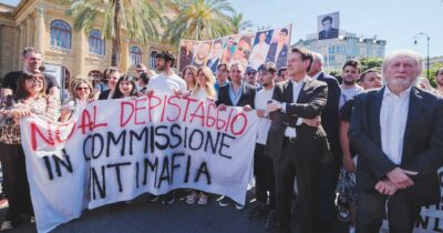 Copertina di Palermo divisa in due: cerimonie ufficiali al chiuso dei palazzi, la gente nelle strade