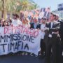 Copertina di Palermo divisa in due: cerimonie ufficiali al chiuso dei palazzi, la gente nelle strade