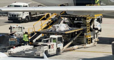 Copertina di Malpensa, atterrati i feretri dei sub morti