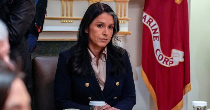 Tulsi Gabbard “accompagnata all’uscita” Ma aumenta l’opposizione al conflitto