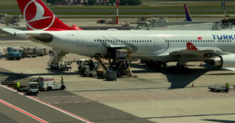 Copertina di Sub morti alle Maldive, atterrato a Malpensa l’aereo con le salme degli italiani – Le immagini