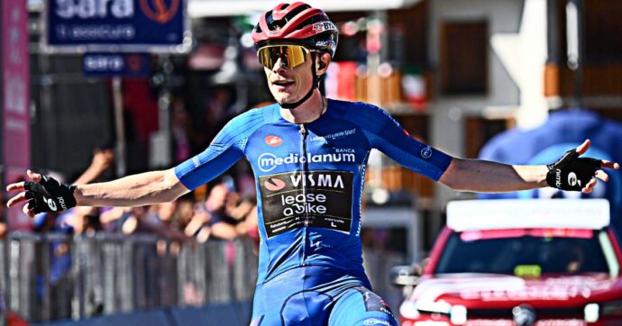 Giro d’Italia, assolo di Vingegaard: a Pila si prende la maglia rosa. Pellizzari lotta e non crolla | La nuova classifica generale