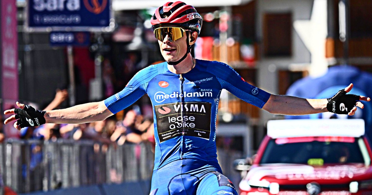 Giro d’Italia, assolo di Vingegaard: a Pila si prende la maglia rosa. Pellizzari lotta e non crolla | La nuova classifica generale