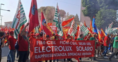 Copertina di Domani il tavolo su Electrolux al Mimit dopo l’annuncio dei 1.700 esuberi. Governo alla prova, le opposizioni: “Manca politica industriale”
