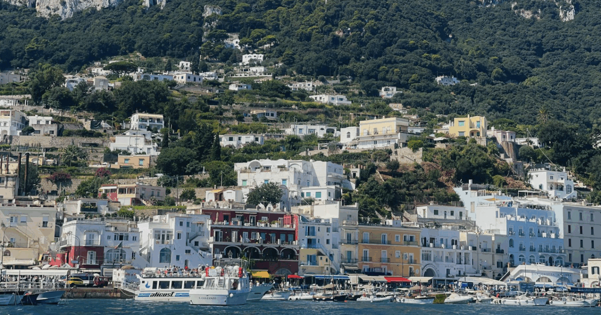 Entra nella boutique di Louis Vuitton a Capri e ruba due borse esposte, valore di 30 mila euro: turista spagnolo arrestato