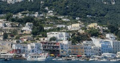 Copertina di Entra nella boutique di Louis Vuitton a Capri e ruba due borse esposte, valore di 30 mila euro: turista spagnolo arrestato