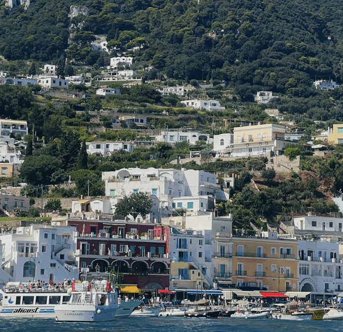 Entra nella boutique di Louis Vuitton a Capri e ruba due borse esposte, valore di 30 mila euro: turista spagnolo arrestato