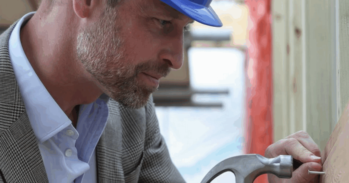 Il principe William “muratore” con martello e casco per un progetto benefico, ma sui social c’è chi nota un dettaglio: “Solo io vedo che sta stringendo le dita senza tenere il chiodo?”