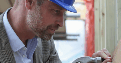 Copertina di Il principe William “muratore” con martello e casco per un progetto benefico, ma sui social c’è chi nota un dettaglio: “Solo io vedo che sta stringendo le dita senza tenere il chiodo?”