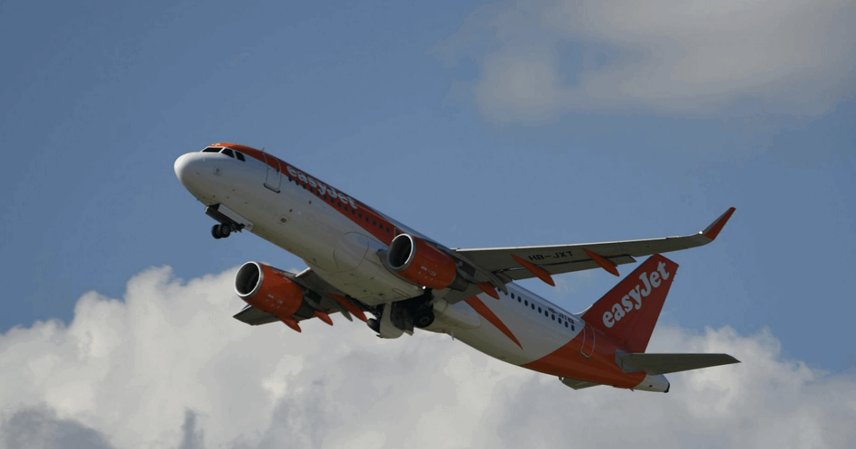 “C’è qualcosa che non dovremmo avere a bordo”: volo EasyJet deviato a Roma per un power bank nel bagaglio da stiva