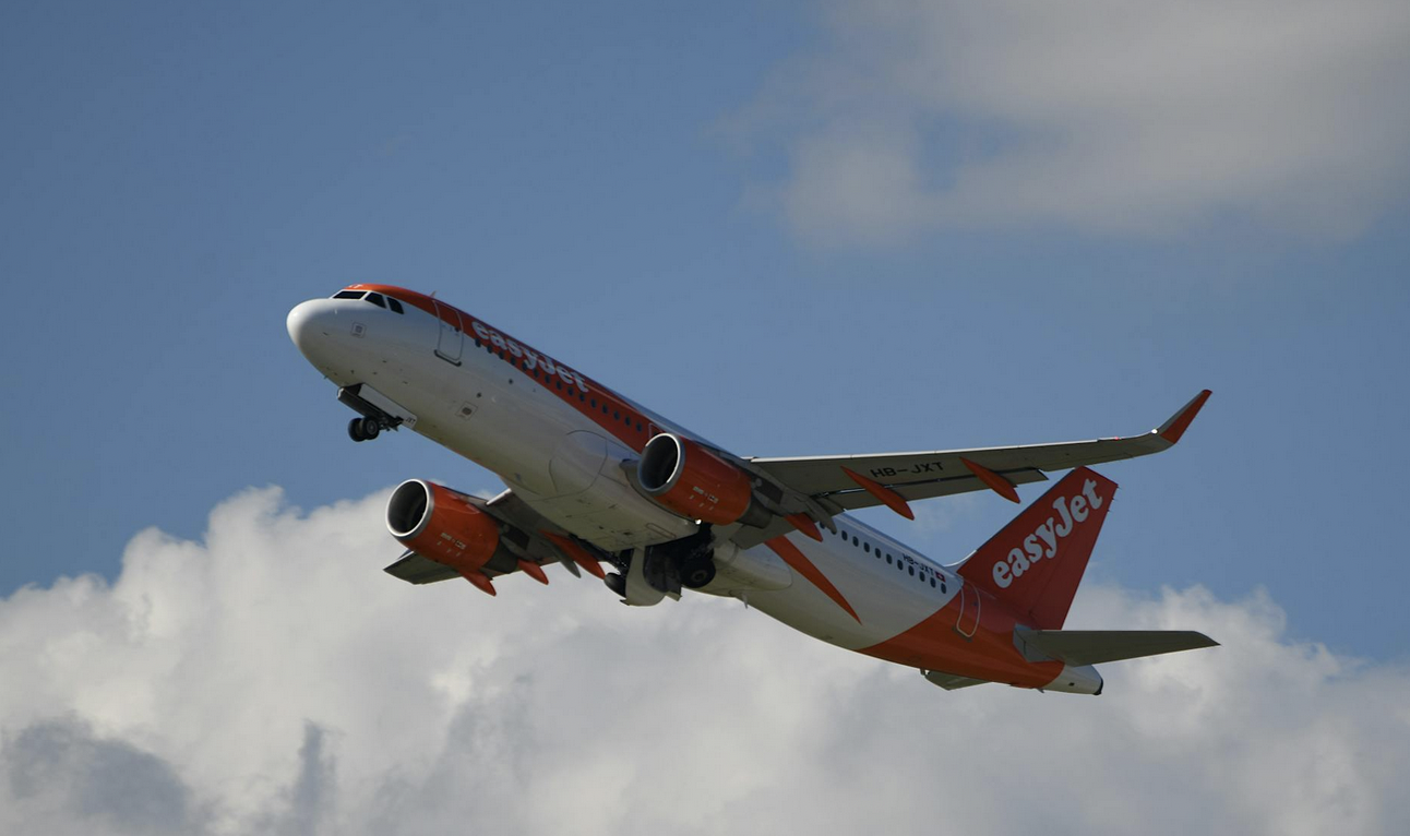“C’è qualcosa che non dovremmo avere a bordo”: volo EasyJet deviato a Roma per un power bank nel bagaglio da stiva