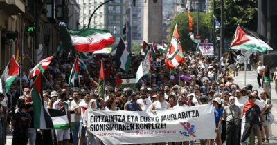 Copertina di Cariche della polizia e arresti a Bilbao al rientro degli attivisti della Flotilla. Il governo basco ammette errori: “Indagine sugli agenti”