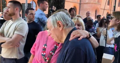 Copertina di L’ultimo saluto a Carlo Petrini, decine di persone cantano ai funerali a Pollenzo. Don Ciotti: “La sua è una eredità immensa”