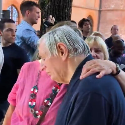 Copertina di L’ultimo saluto a Carlo Petrini, decine di persone cantano ai funerali a Pollenzo. Don Ciotti: “La sua è una eredità immensa”