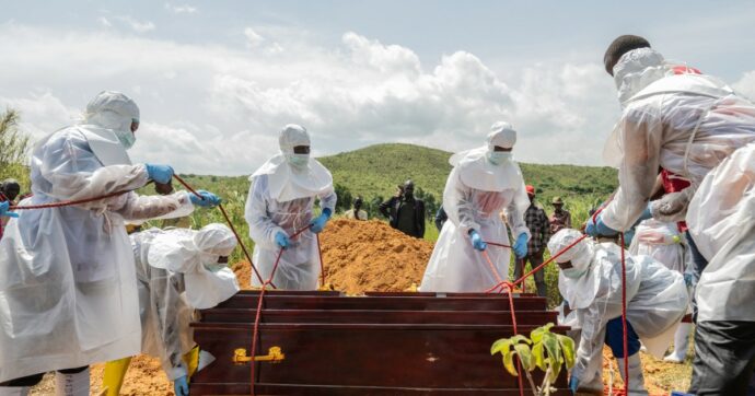 “È una corsa contro il tempo”, l’allarme di Medici senza frontiere sull’epidemia di Ebola. Rischio diffusione in 10 paesi. Pregliasco: “Irresponsabile sottovalutare”