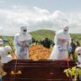 Copertina di “È una corsa contro il tempo”, l’allarme di Medici senza frontiere sull’epidemia di Ebola. Rischio diffusione in 10 paesi. Pregliasco: “Irresponsabile sottovalutare”