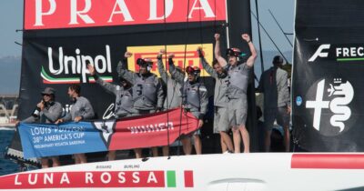 Copertina di Preliminari di America’s Cup  Luna Rossa trionfa a Cagliari, battuto il team New Zealand. Ora si pensa a Napoli 2027