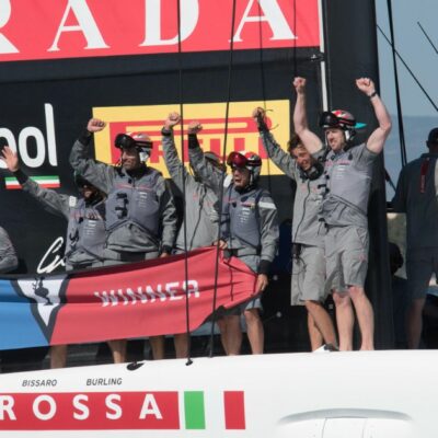 Copertina di Luna Rossa trionfa a Cagliari, battuto il team New Zealand. Ora si pensa a Napoli 2027. Sirena: "Voglio vincere l'America's Cup per l'Italia e Bertelli"