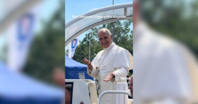 Copertina di Papa Leone sulla papamobile ad Acerra, ripete il gesto del 6-7 chiesto dalla folla: il video diventa virale