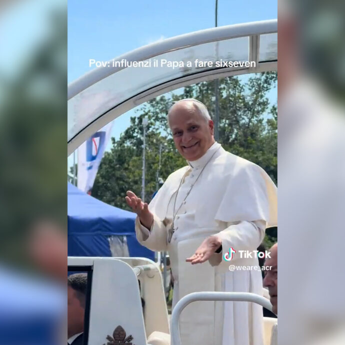 Papa Leone sulla papamobile ad Acerra, ripete il gesto del 6-7 chiesto dalla folla: il video diventa virale