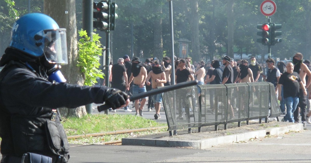 scontri prima del derby di torino tifoso juventino ferito alla testa contestazione degli ultras bianconeri sugli spalti da Ilfattoquotidiano.it scontri prima del derby di torino tifoso juventino ferito alla testa contestazione degli ultras bianconeri sugli spalti