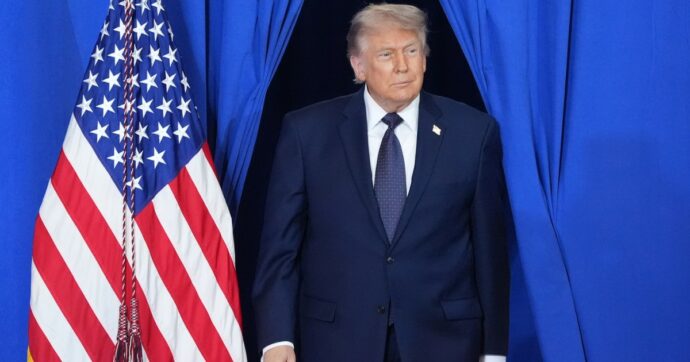 Copertina di Accordo Iran-Usa, niente firma oggi. Trump: "Hormuz per ora rimane chiuso". Teheran: "Sbloccare 12 miliardi o salta tutto" | I punti della bozza