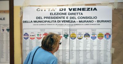 Copertina di Comunali, il centrodestra vince la sfida di Venezia e conquista Reggio Calabria. Meloni esulta: “Anche oggi rimandiamo il crollo a domani”. Affluenza al 60%