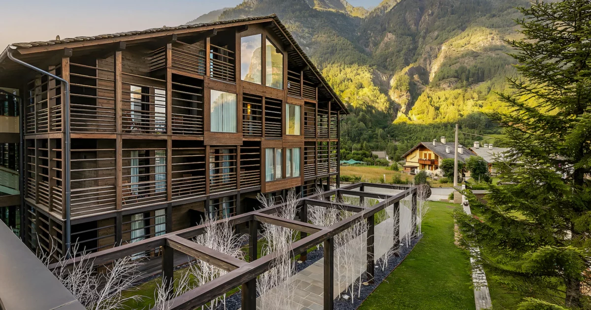Dove andare per un weekend al fresco in montagna vicino Milano: la nostra guida alla scoperta della Valsesia, tra spa con vista sul monte Rosa e borghi Walser