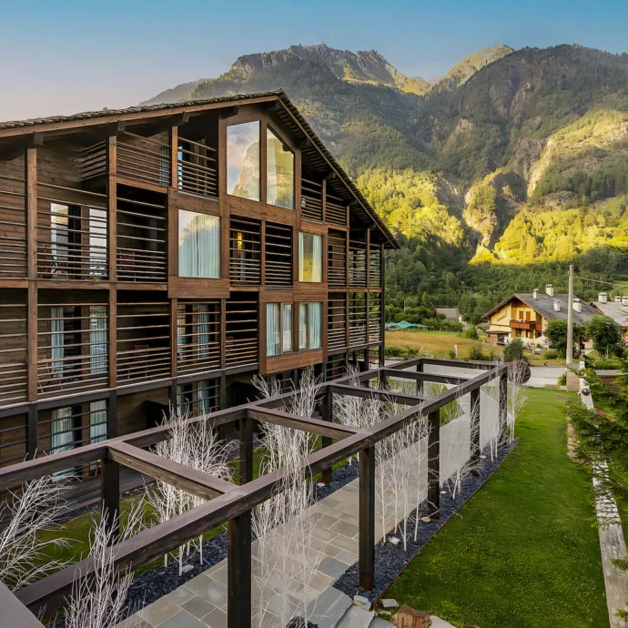 Dove andare per un weekend al fresco in montagna vicino Milano: la nostra guida alla scoperta della Valsesia, tra spa con vista sul monte Rosa e borghi Walser