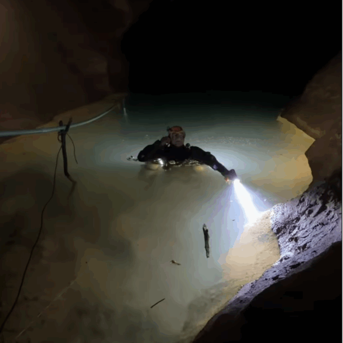 7 cercatori d’oro intrappolati in una grotta da 5 giorni: in soccorso arriva il “super sub” finlandese Mikko Paasi