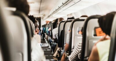 Copertina di Volo cancellato prima delle vacanze? Quando vi spettano rimborso, assistenza e risarcimento fino a 600 euro: la nostra guida per un’estate senza stress