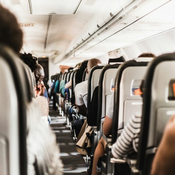 Volo cancellato prima delle vacanze? Quando vi spettano rimborso, assistenza e risarcimento fino a 600 euro: la nostra guida per un’estate senza stress