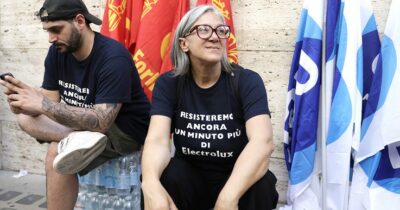 Copertina di Electrolux, presidio dei lavoratori: “Da Urso un atteggiamento da Ponzio Pilato”