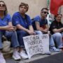 Copertina di Tavolo sui licenziamenti Electrolux aggiornato al 15 giugno. Governo e sindacati: “Ritiri il piano”. L’azienda: “Produrre in Ue insostenibile”