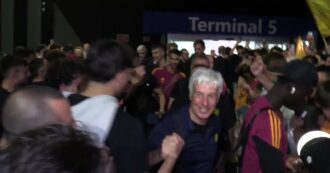 Copertina di Roma, centinaia di tifosi aspettano la squadra a Fiumicino: l’accoglienza dopo il ritorno in Champions | Video
