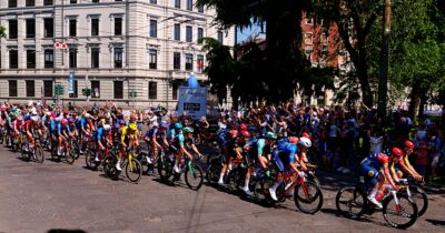 Copertina di Le strade di Milano troppo pericolose: la protesta di Vingegaard e del gruppo durante la tappa del Giro d’Italia