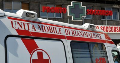 Copertina di Ischia, 36enne in fin di vita per le botte ricevute dal padre
