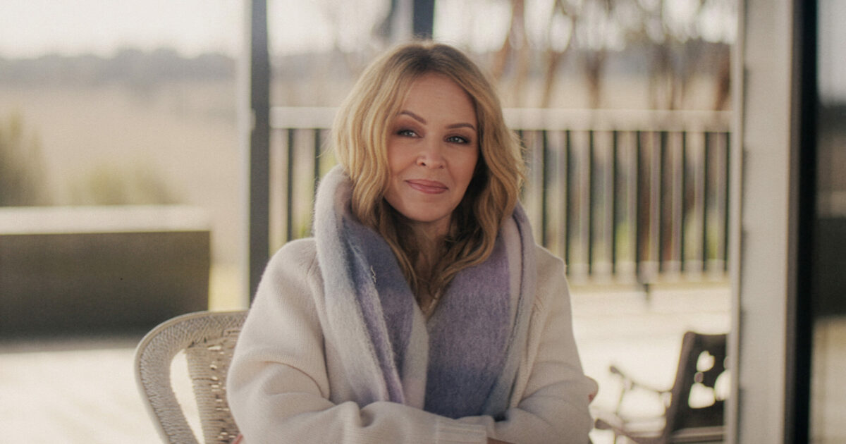 “Ho avuto il cancro per la seconda volta. Ero distrutta. Ho persino rimandato la chemioterapia per provare con la fecondazione in vitro”: lo rivela Kylie Minogue