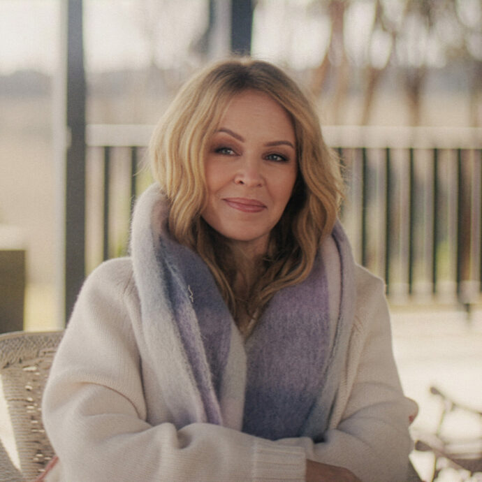 “Ho avuto il cancro per la seconda volta. Ero distrutta. Ho persino rimandato la chemioterapia per provare con la fecondazione in vitro”: lo rivela Kylie Minogue
