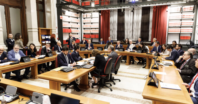 Legge elettorale, caos in Commissione. Opposizioni contro la maggioranza: “Vogliamo vedere il vostro nuovo testo”