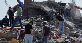 Copertina di Israele intensifica i bombardamenti sul Libano: nuovi ordini di evacuazione e famiglie in fuga da Beirut. L’Idf avvia la mobilitazione dei riservisti del nord