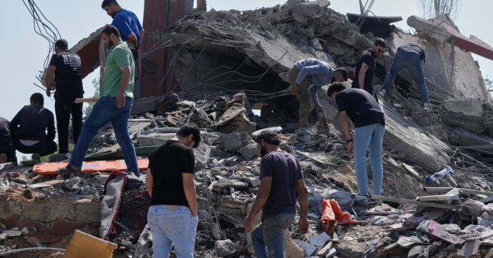 Copertina di Libano, Israele avvia operazioni di terra a nord della linea d’occupazione. Intensificati i bombardamenti: famiglie in fuga da Beirut