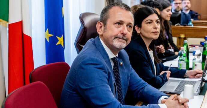Copertina di Delmastro in Antimafia: “Bisteccheria d’Italia? Mi sento vittima, non sapevo chi fosse Caroccia: bastava guardare su Google, imperdonabile leggerezza”